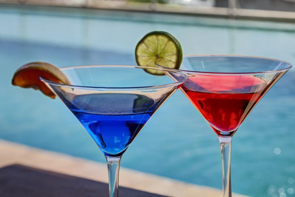 Ghl Hotel Montería Extérieur photo Blue and red cosmopolitan cocktails
